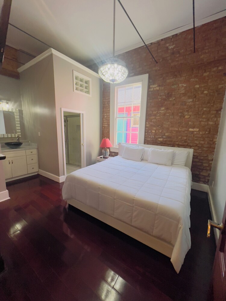 Rooms for rent with private bed/bath in beautiful Marigny home New