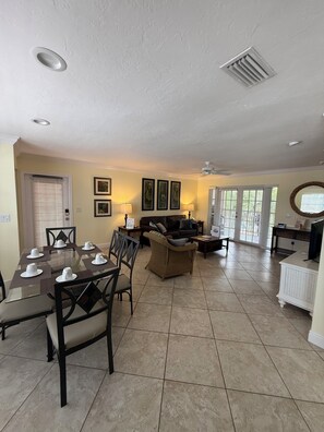 Flat-screen TV - Siesta Key Inn (Siesta Key)