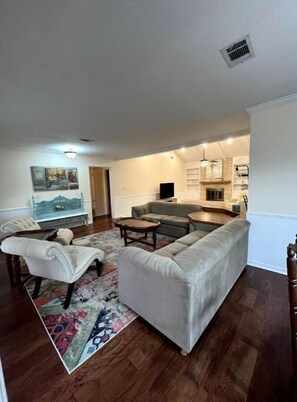 Living area - Meadowbrook LazeeDazs (Georgetown)