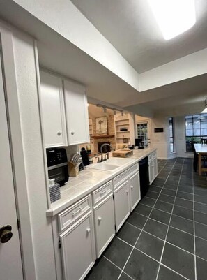 Private kitchen - Meadowbrook LazeeDazs (Georgetown)