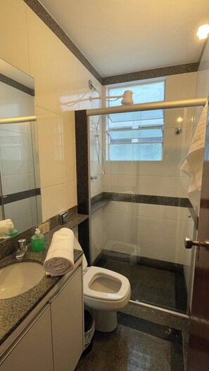 Toallas, jabón, papel de baño 