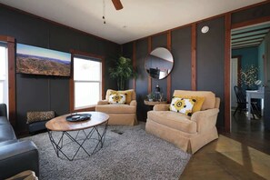 Televisión, chimenea y oficina 