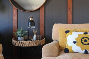 Televisión, chimenea y oficina