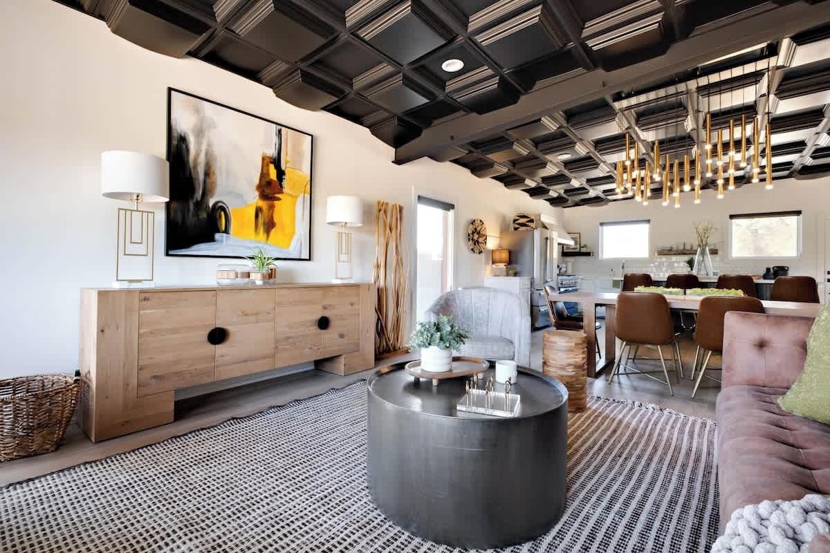 Televisión, chimenea y oficina 