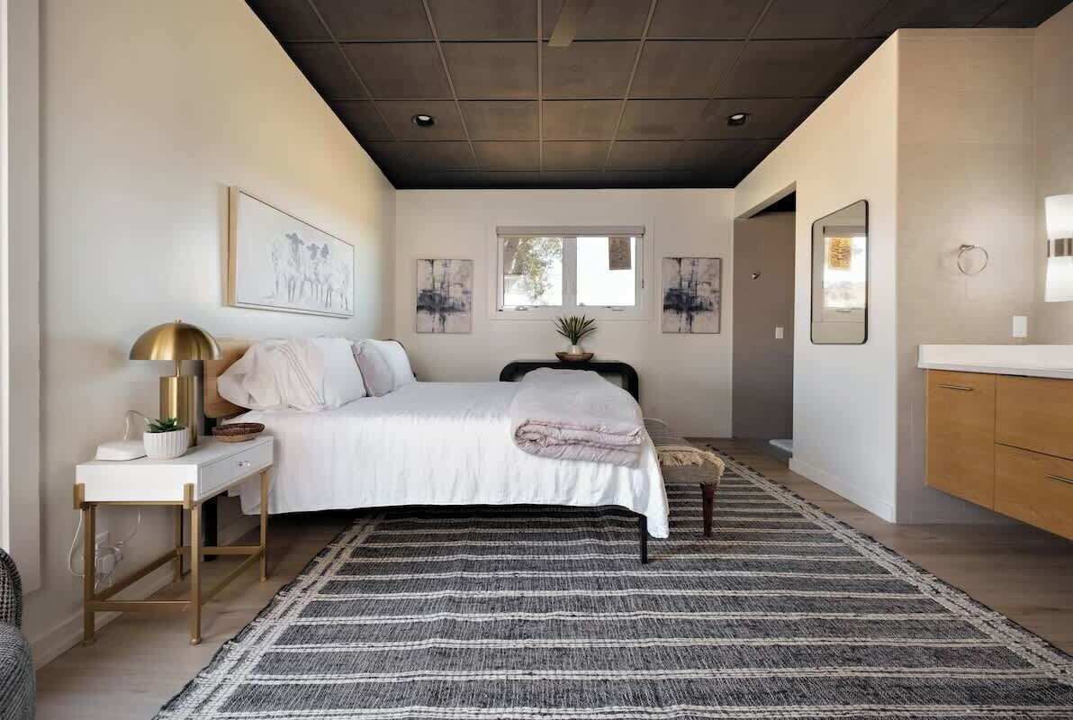 3 habitaciones, tabla de planchar con plancha, wifi y ropa de cama 