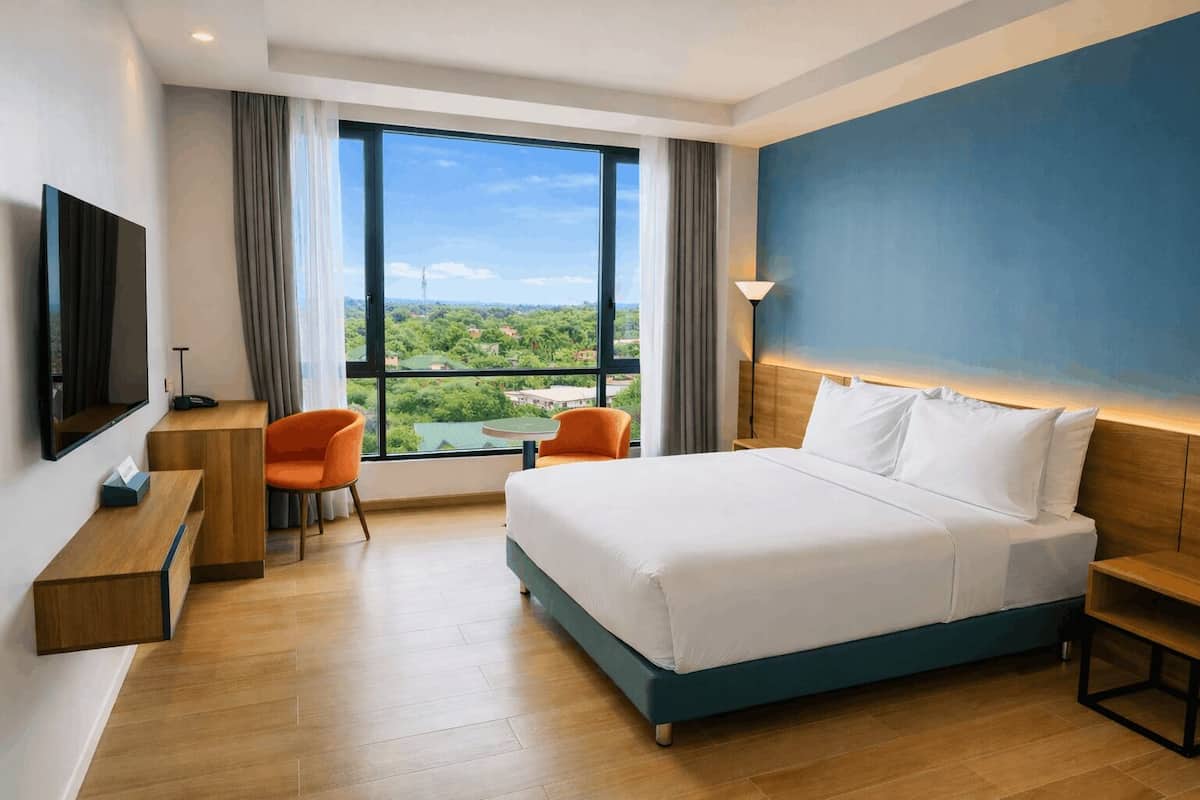 Deluxe Room, 1 Queen Bed | Minibar, desk, blackout drapes, soundproofing