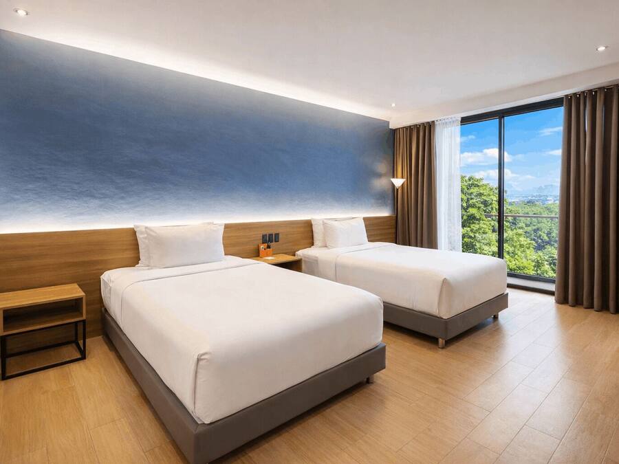 Premier Double Room | Minibar, desk, blackout drapes, soundproofing