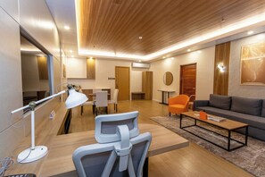 Presidential Room | Minibar, desk, blackout drapes, soundproofing - Levo Hotel (Urdaneta City)