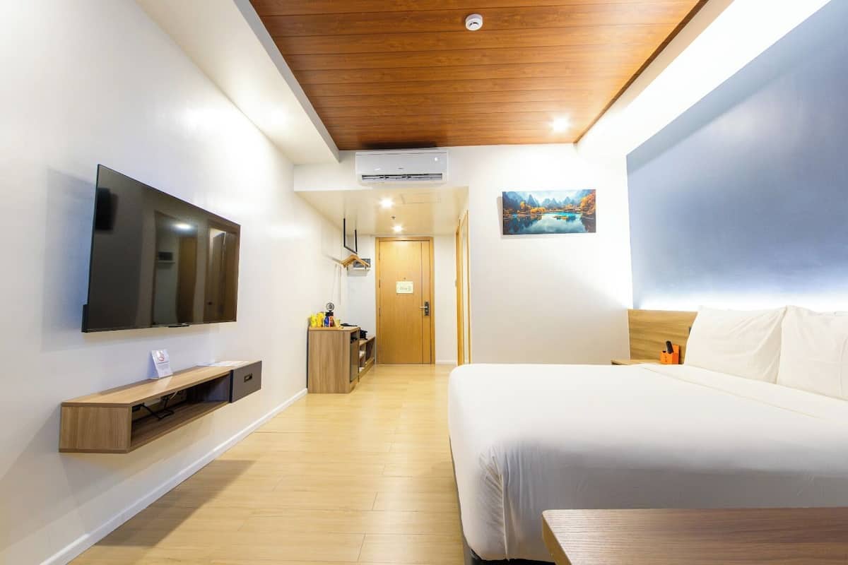 Deluxe kamer, 1 queensize bed | Een minibar, een bureau, verduisterende gordijnen, geluiddichte muren