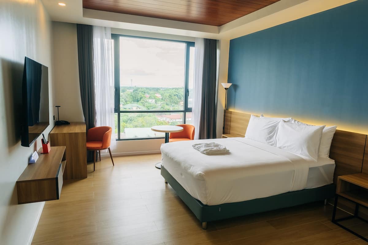 Een minibar, een bureau, verduisterende gordijnen, geluiddichte muren