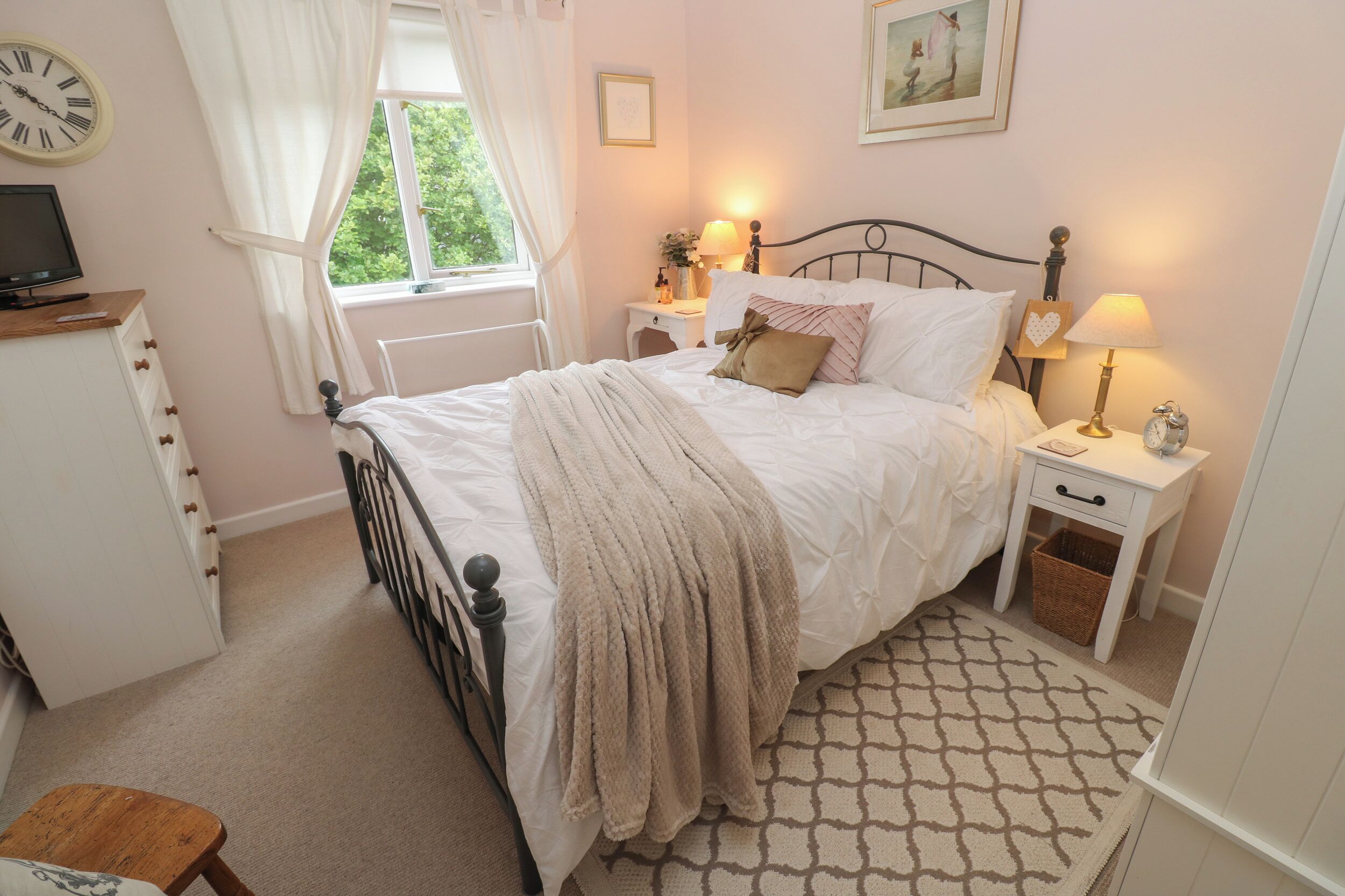 2 bedrooms, individually decorated, individually furnished, free WiFi