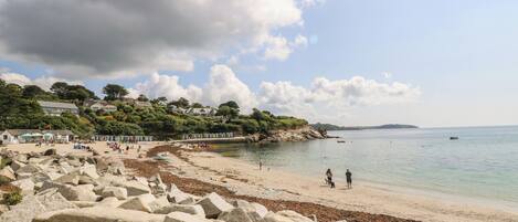 Pantai berhampiran