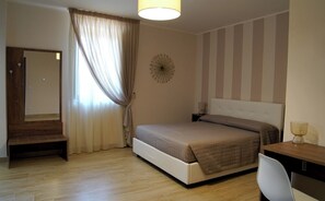 Double Room | Desk, laptop workspace, soundproofing, free WiFi - B&b I Greci (Vairano Patenora)