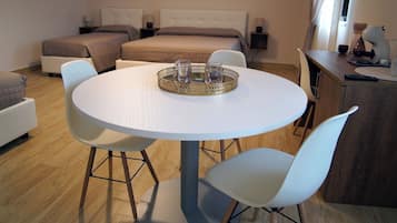 Habitación cuádruple | Escritorio, espacio para trabajar con laptop y insonorización