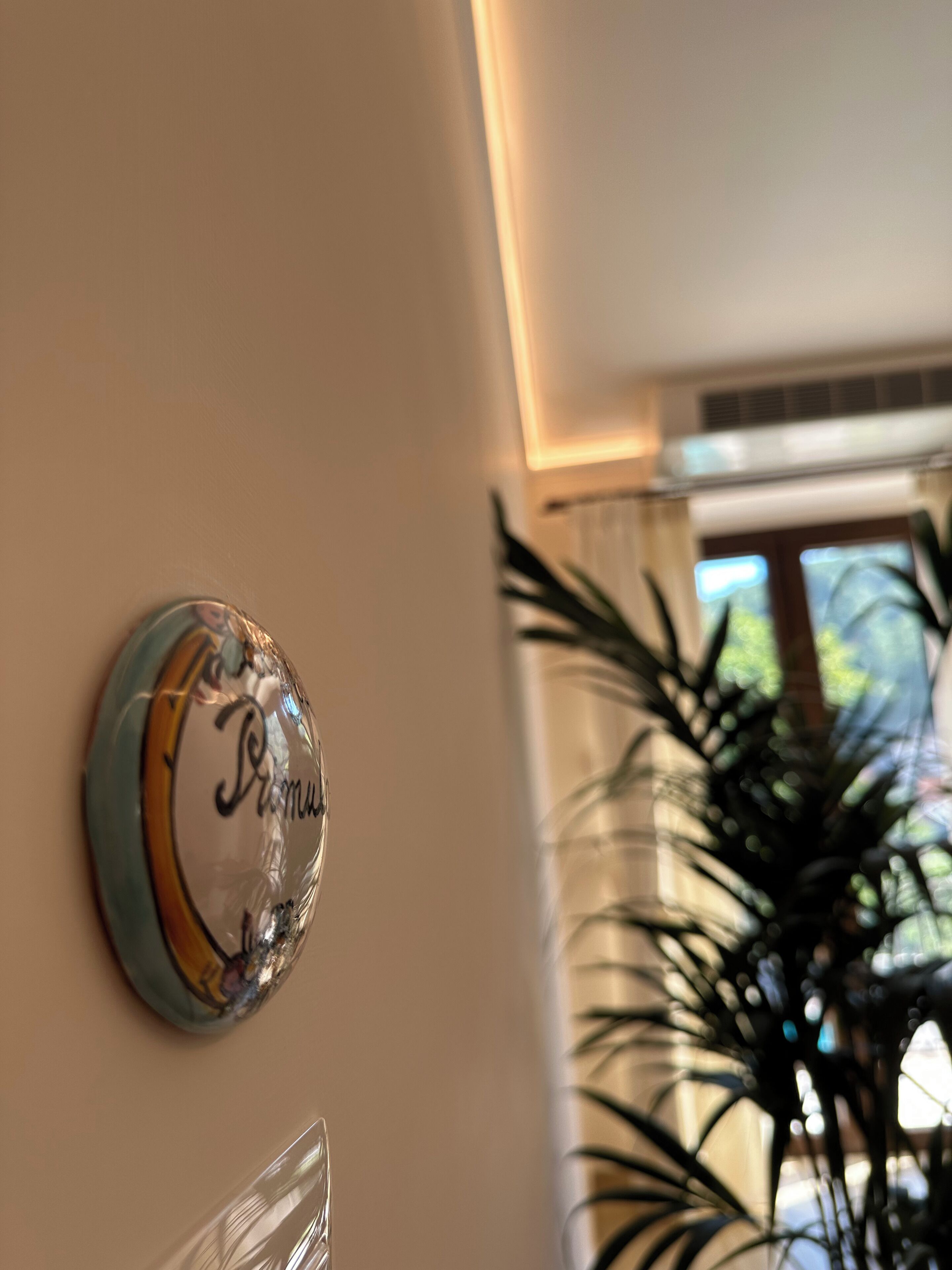 Un plato decorativo colgado en la pared con la inscripción 