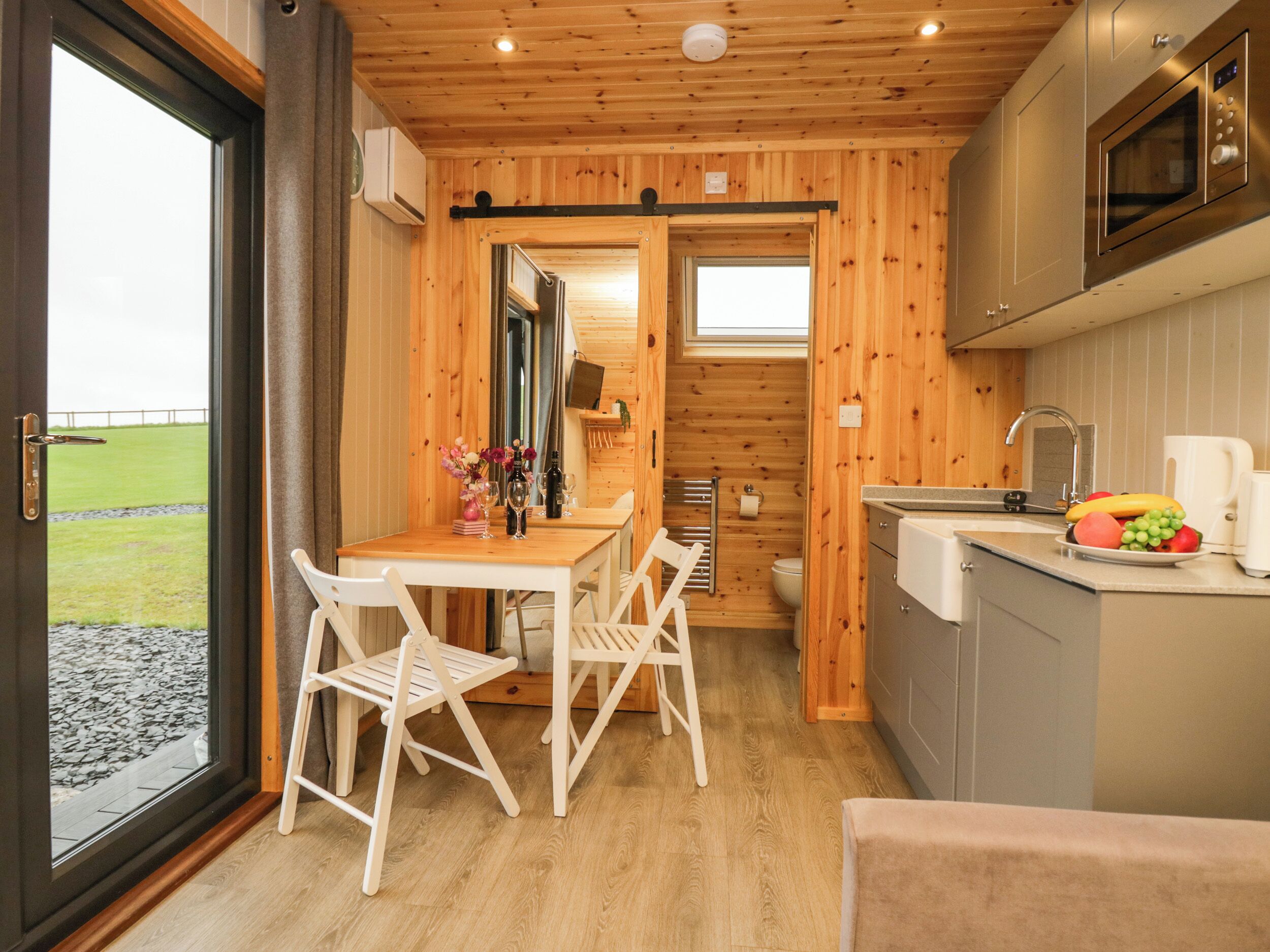 ตู้เย็น, กาต้มน้ำไฟฟ้า, เครื่องครัว/จาน/ช้อนส้อม