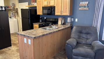 Jääkaappi, mikroaaltouuni, uuni, liesi