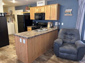 Kylskåp, mikrovågsugn, ugn och spishäll