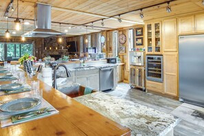 Fridge, microwave, stovetop, dishwasher - Game Room, Mtn Views! Unit 1 Mi to Heavenly Resort (Stateline)