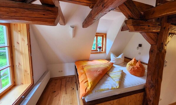 4 عدّة غرف نوم وواي فاي وملاءات أسرّة