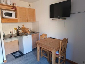 Réfrigérateur, micro-ondes, plaque de cuisson, cafetiÚre/bouilloire