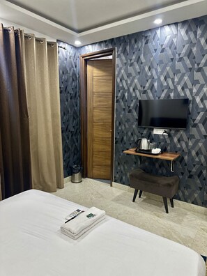 Egyptian cotton sheets, premium bedding, Select Comfort beds, desk