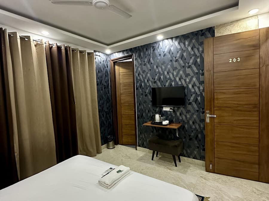 Egyptian cotton sheets, premium bedding, Select Comfort beds, desk