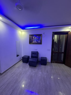 Superior-dobbeltværelse | Opholdsområde | 32-tommers smart-tv med digitale kanaler, gulvvarme, kontorer