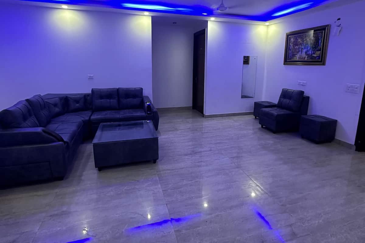 Habitación doble superior | Área de sala de estar | Smart TV, piso con calefacción, oficina y impresora