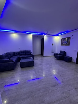 Superior-dobbeltværelse | Opholdsområde | 32-tommers smart-tv med digitale kanaler, gulvvarme, kontorer