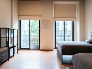 2 عدّة غرف نوم ومكواة/لوح كي وسرير سفر وواي فاي