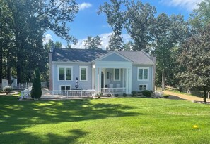 Exterior - Modern Miss - Inviting, modern home 5 minutes from the Square and Ole Miss. (Oxford)