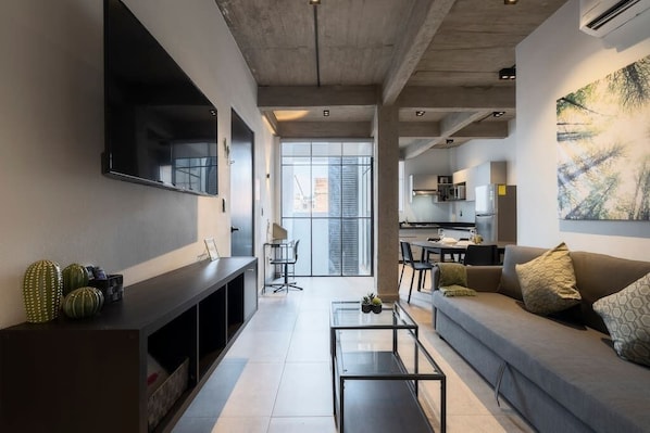 Een televisie en een kantoor