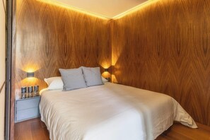 1 Schlafzimmer, Schreibtisch, Bügeleisen/Bügelbrett, Reisekinderbett