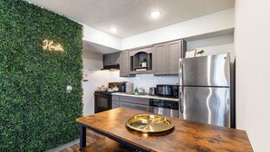 Coffee/tea maker, fridge, microwave, oven - Family Friendly Retreat near Med Center NRG Stadium Perfect for Your Getaway (Houston)