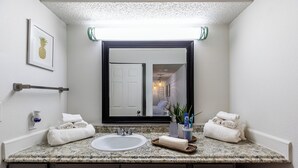Towels, soap, shampoo, toilet paper - Family Friendly Retreat near Med Center NRG Stadium Perfect for Your Getaway (Houston)