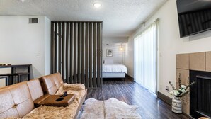 1 bedroom, iron/ironing board, free WiFi, bed sheets - Family Friendly Retreat near Med Center NRG Stadium Perfect for Your Getaway (Houston)