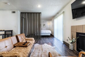 Room - Family Friendly Retreat near Med Center NRG Stadium Perfect for Your Getaway (Houston)