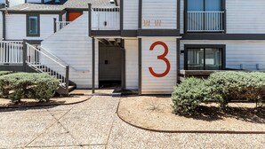 Exterior detail - Family Friendly Retreat near Med Center NRG Stadium Perfect for Your Getaway (Houston)