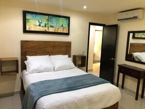 1 soverom, safe på rommet, skrivebord og strykejern/-brett