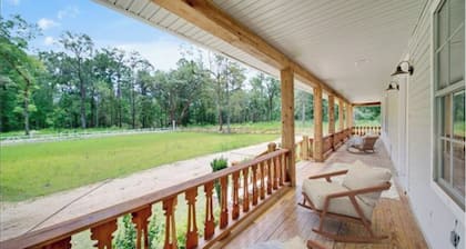 The Bluehouse In Robert - An Elegant Country Getaway