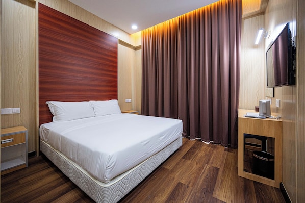 Double Room, 1 Queen Bed, Non Smoking | Desk, iron/ironing board, free WiFi, bed sheets