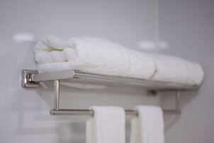 华丽客房, 1 张特大床, 无烟房 | 浴室 | 淋浴设施、免费洗浴用品、吹风机、拖鞋