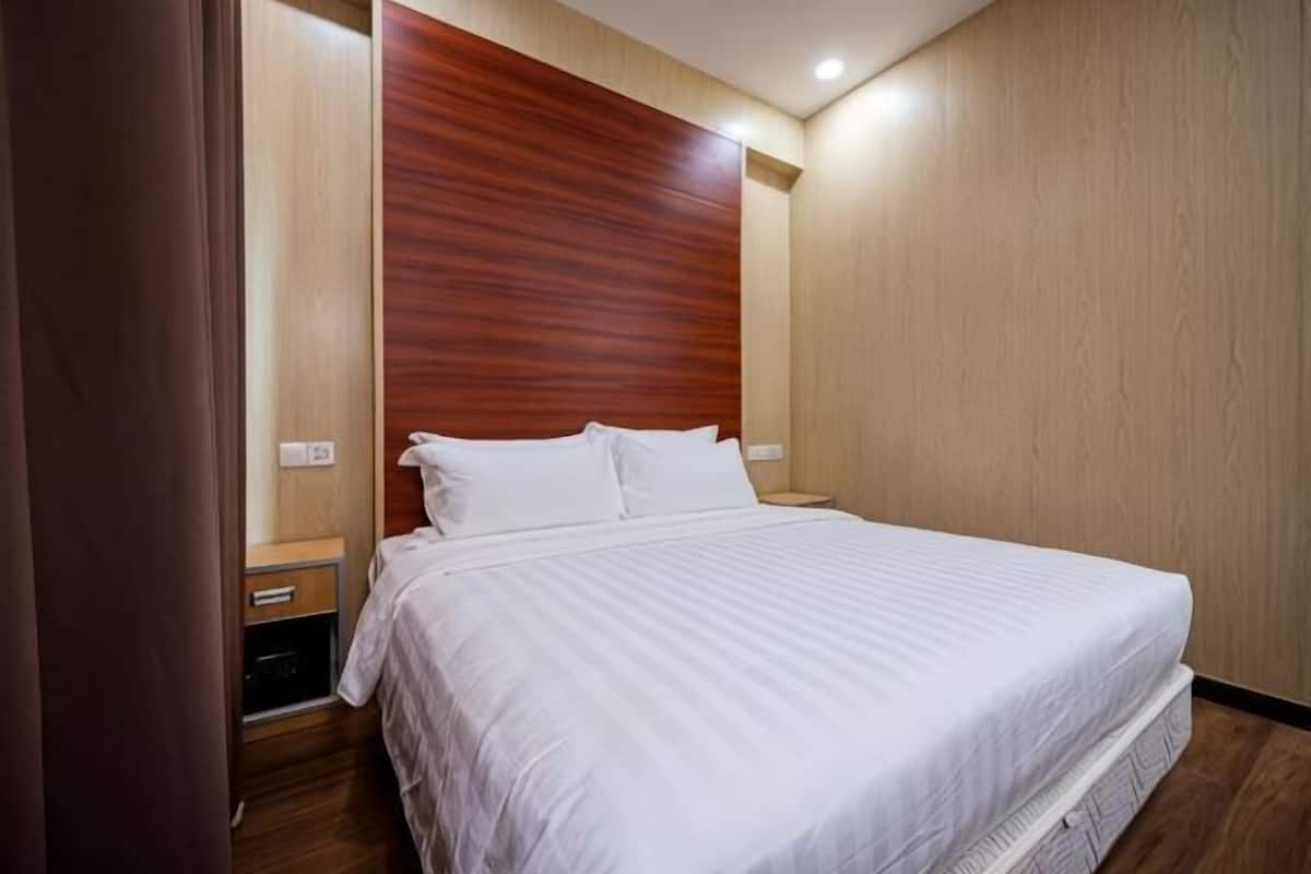 Desk, iron/ironing board (on request), WiFi (free), bed sheets