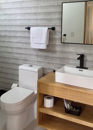 Doccia, asciugamani, sapone, shampoo