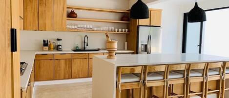 Kühlschrank, Mikrowelle, Toaster, Mixer