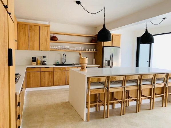 Kjøleskap, mikrobølgeovn, brødrister og hurtigmikser