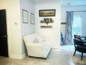 Smart TV - Elegant, Private Studio in Covington “Hollywood of the South.” Near Atlanta (Covington)