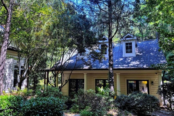 Charming 2nd story guest house! It is detached from the main home for optimum privacy.