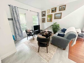 Smart TV - Elegant, Private Studio in Covington “Hollywood of the South.” Near Atlanta (Covington)